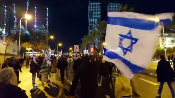 高举以色列国旗的活动分子联合起来 举行争取社会正义和人权的支持民主的集会 — 图库视频影像