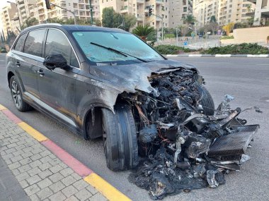 Motorda ve aracın ön parçalarında çıkan yangından sonra kentsel bir SUV.