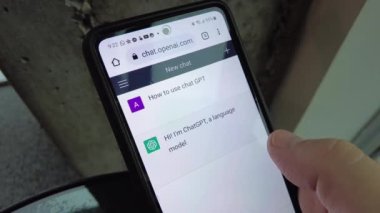 Cep telefonundaki ChatGPT yapay zeka teknolojisiyle metin oluşturur