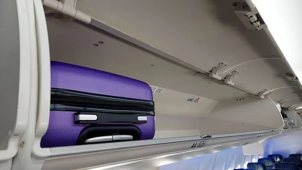 비행기에 효율적으로 저장되어 보라색 — 스톡 사진