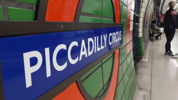 Hoofdartikel Piccadilly Circus Metrostation Londen — Stockvideo