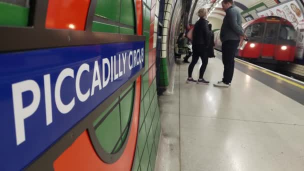 Londra Daki Piccadilly Circus Metro Istasyonu — Stok video