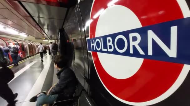 Holborn Metrostation Londen Tijdens Spits Gevuld Met Pendelaars — Stockvideo