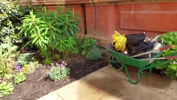 维修美观的花园的轮式推车和基本工具 — 图库视频影像