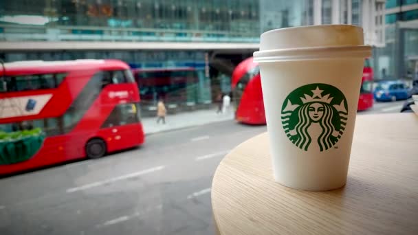 Jednorazowy Kubek Starbucks Cafe Londynie — Wideo stockowe
