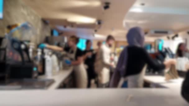 Trabalhadores Caffe Desfocados Atrás Balcão — Vídeo de Stock