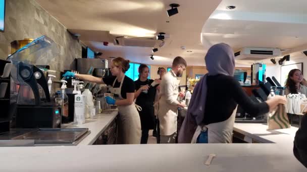 Kawiarnia Starbucks Wydajnymi Pracownikami Obsługującymi Klientów — Wideo stockowe