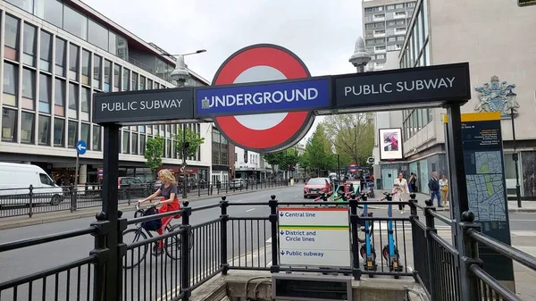 伦敦诺丁山地铁站入口供公共交通工具使用 — 图库照片
