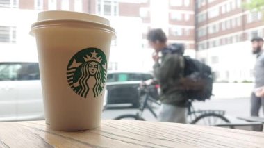 Kahve dükkanında Starbucks kahvesi.
