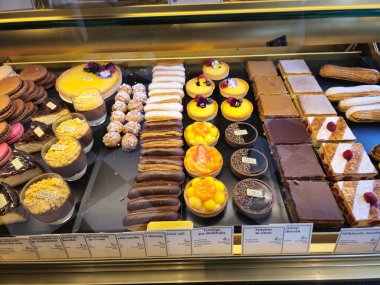 Atina, 28 Şubat 2025: Atina Akropolü, neoklasik binalarıyla tanınan geleneksel Plaka mahallesine tepeden bakıyor.