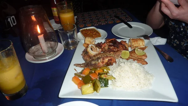 Zanzibar 'da tabakta pirinç olan deniz ürünleri.