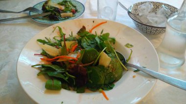 Beyaz bir plaka üzerinde yeşil salata