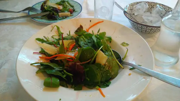 Beyaz bir plaka üzerinde yeşil salata