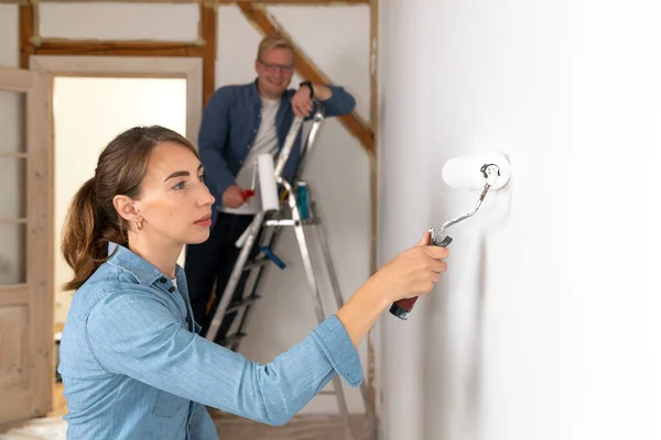 Suami Dan Istri Mendekorasi Ulang Apartemen Baru Untuk Sebuah Keluarga — Stok Foto
