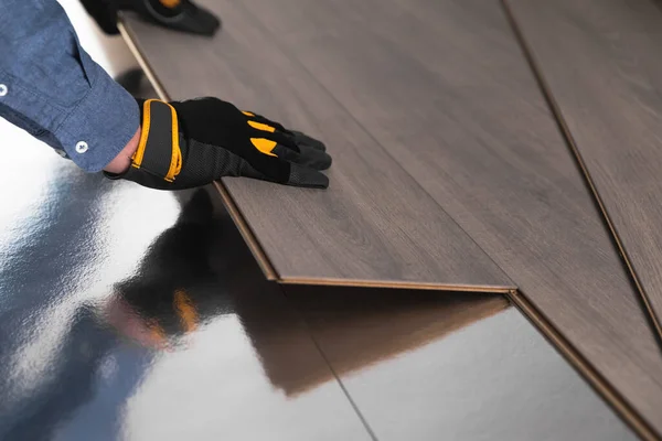 Verlegung Eines Schwimmenden Fußbodens Handwerker Legen Eine Laminatplatte Heimwerker Konzept — Stockfoto