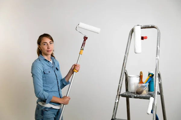 Femmes Tenant Rouleau Peinture Pour Colorier Les Murs Échelle Avec — Photo