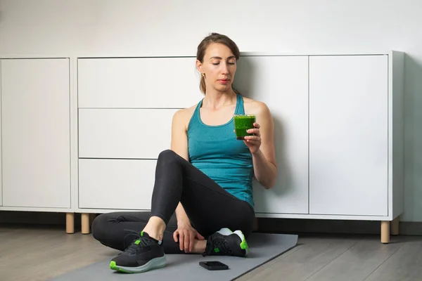 女人们的手把运动鞋绑在灰色的锻炼垫上 背景上有环氧树脂用于排毒 健康的生活 节食的生活方式 — 图库照片