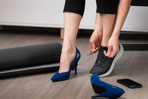 Kobieta Zmienia Wysokie Obcasy Sportowe Buty Biegania Ćwiczenia Pozalekcyjne Koncepcja — Zdjęcie stockowe
