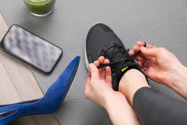 Frau Wechselt High Heels Gegen Sportlaufschuhe Bewegung Nach Dem Büro — Stockfoto