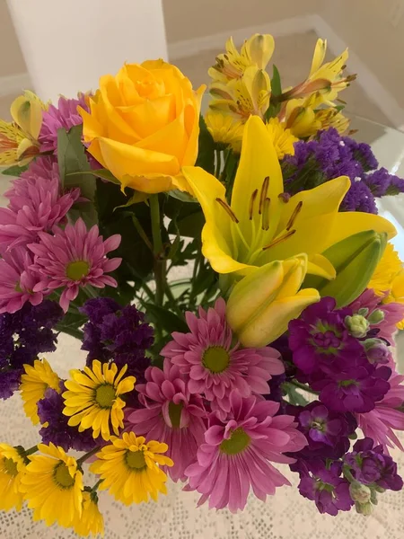 bir vazoda çiçek buketi