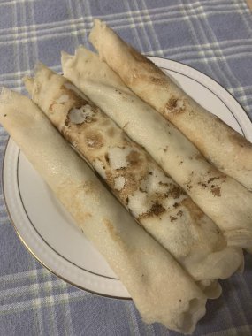 Masada lezzetli yemekler var. 