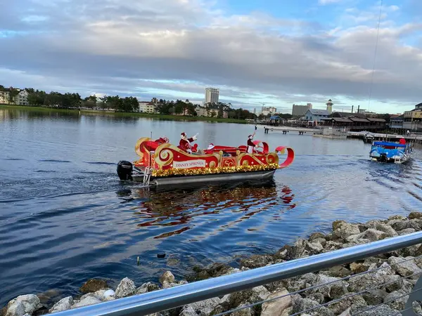 Noel Baba şehre geliyor. 