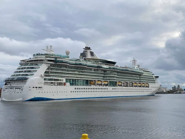 A beautiful cruise day 