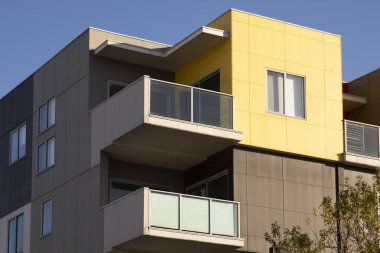 Minimalist ve modern tasarımı olan banliyö dairesi.