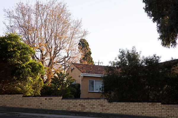 Sonbaharda Büyüleyici Bir Banliyö Evi Klasik Avustralya Mimarisinin Özünü Yakalar — Stok fotoğraf