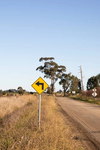 Leride Bir Kırsal Toprak Yol Uzanıyor Yanında Uyarı Işareti Yol — Stok fotoğraf