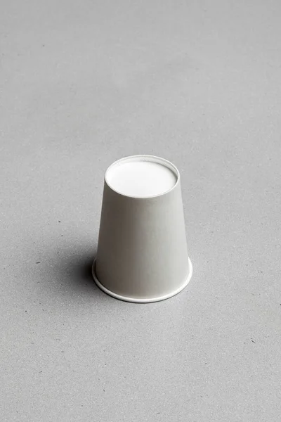 一杯最低限度的外带咖啡杯 放在石板表面 以方便咖啡的饮用 — 图库照片