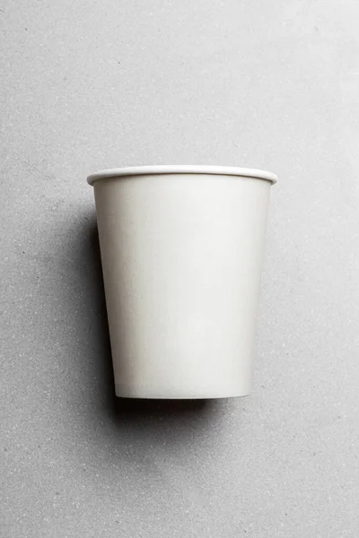 Una Taza Blanca Para Llevar Colocada Lado Creando Una Apariencia — Foto de Stock