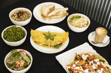 Bir yemek masasında gösterilen çeşitli kafe menüleri müşterileri kendi lezzetleriyle cezbediyor..