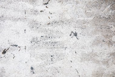 Gri beton yüzey, desen ve karakterini gösteren ayrıntılı izler ve çizikler gösterir..