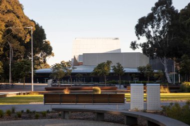 Üniversite bahçeleri keyifli bir öğleden sonra huzurlu ve misafirperver bir ortam sunar..