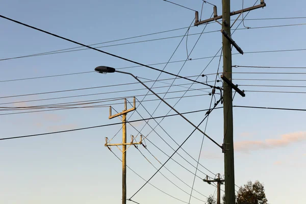 Bieguny Linie Energetyczne Ustawione Popołudniowym Niebie Tworząc Znaną Scenę Infrastruktury — Zdjęcie stockowe
