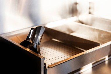 Boş kızartma ısıtıcısı bir sonraki leziz patates kızartmasını bekliyor..