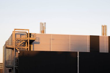 Parlak güneş ışığında, bir bilim laboratuvarının mimari ayrıntıları ortaya çıkar, görsel olarak çekici bir sahne yaratır..