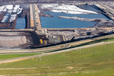 Açık çukur mayını, koyunların otladığı sakin kırsal bir çayırın yakınında işleniyor..