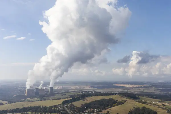 Аерофотозйомка Промислових Димоходів Випускають Густий Білий Дим Сприяє Проблемам Забруднення — стокове фото