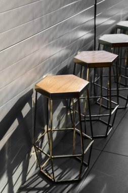 Modern tasarım ve tarzın sergilendiği çağdaş bar tabureleri.