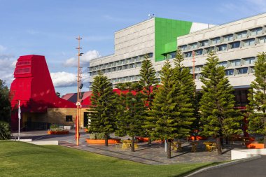 Dandenong İl Meclisi binasındaki açık alan rahatlama ve etkileşim için bir karşılama alanı sağlar..