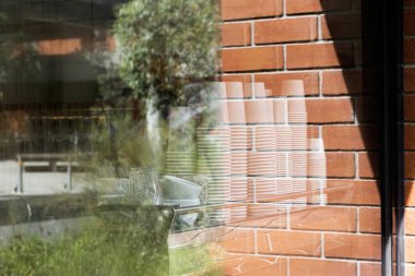 Pencereden kapalı kafe ayarlarını gözlemlemek.