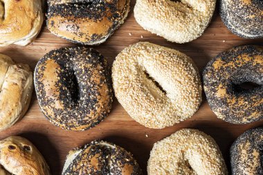 Taze pişmiş her şeyin yakın plan çekimi. Üstünde tohumlar olan simitler..