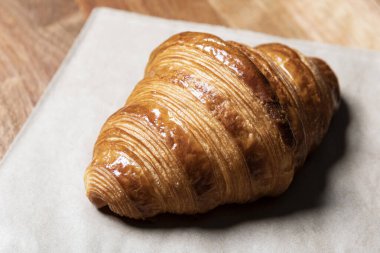 Beyaz Kağıt Üzerinde Klasik Bir Kruvasanın Detaylı Yakın Çekimi