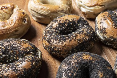 Tahta bir yüzeye dizilmiş simit grubu..