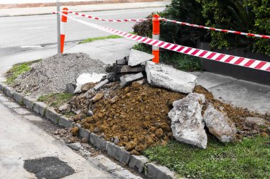 Yaya yolu boyunca tamir alanı kırmızı güvenlik bandıyla kapatıldı..