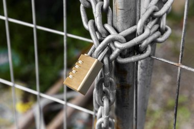 '7777' kodlu kilitli kapı güvenli erişim.