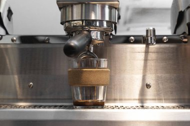 Kahve makinesinden dipsiz filtresi olan profesyonel kahve çıkarımı..