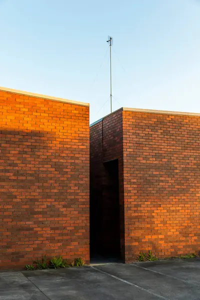 Endüstriyel Binaların Tuğla Duvarına Uzun Anten Monte Edilmiş - Stok İmaj